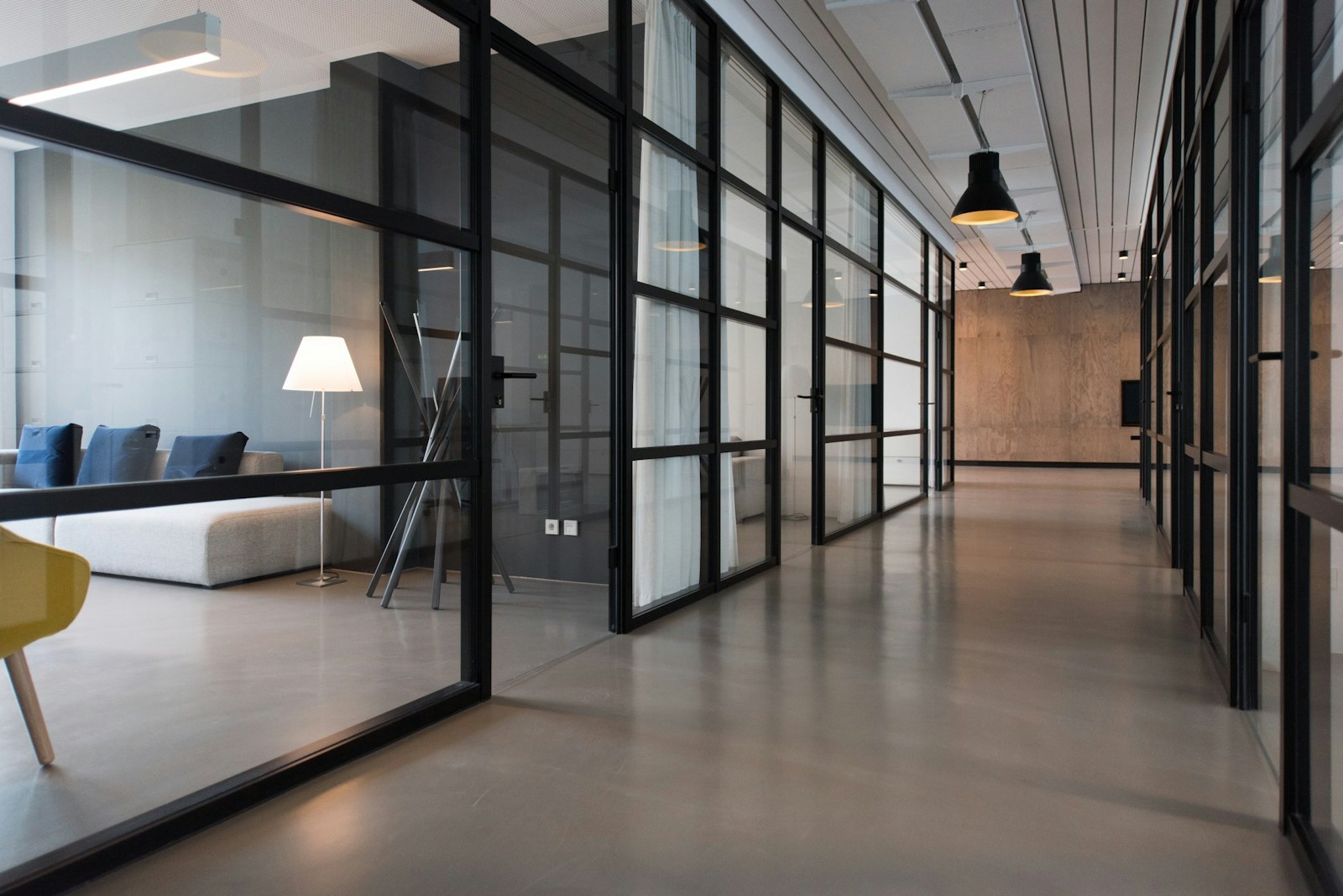 Espacio de oficina luminoso con mesas y puestos de trabajo